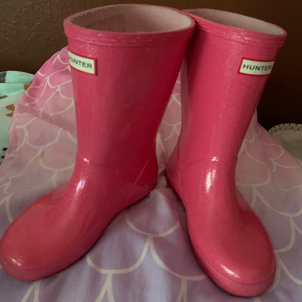 Little Girls Hunter almost new Pink rain boots.